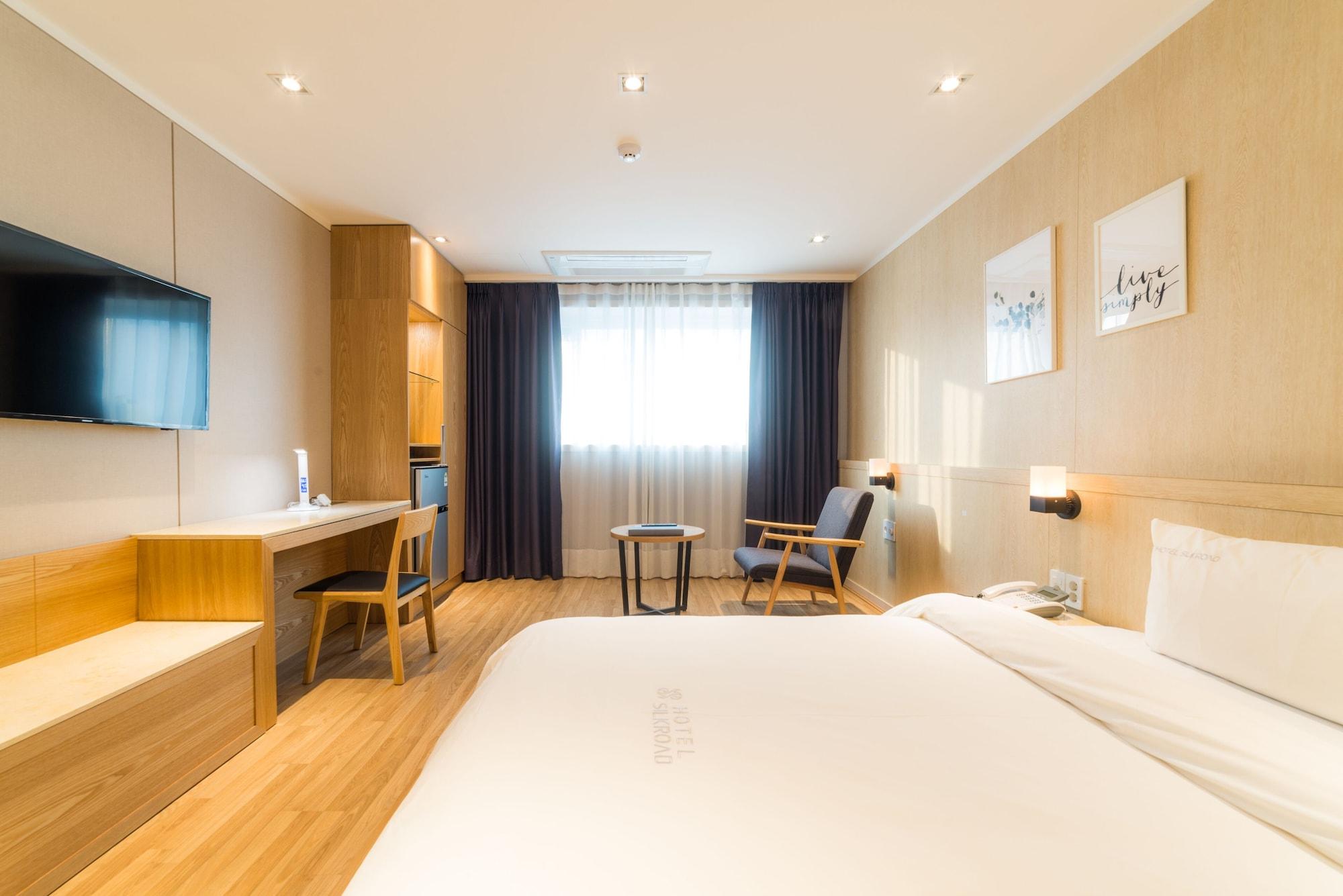 Reborn Suwon Silkroad Hotel Exterior photo