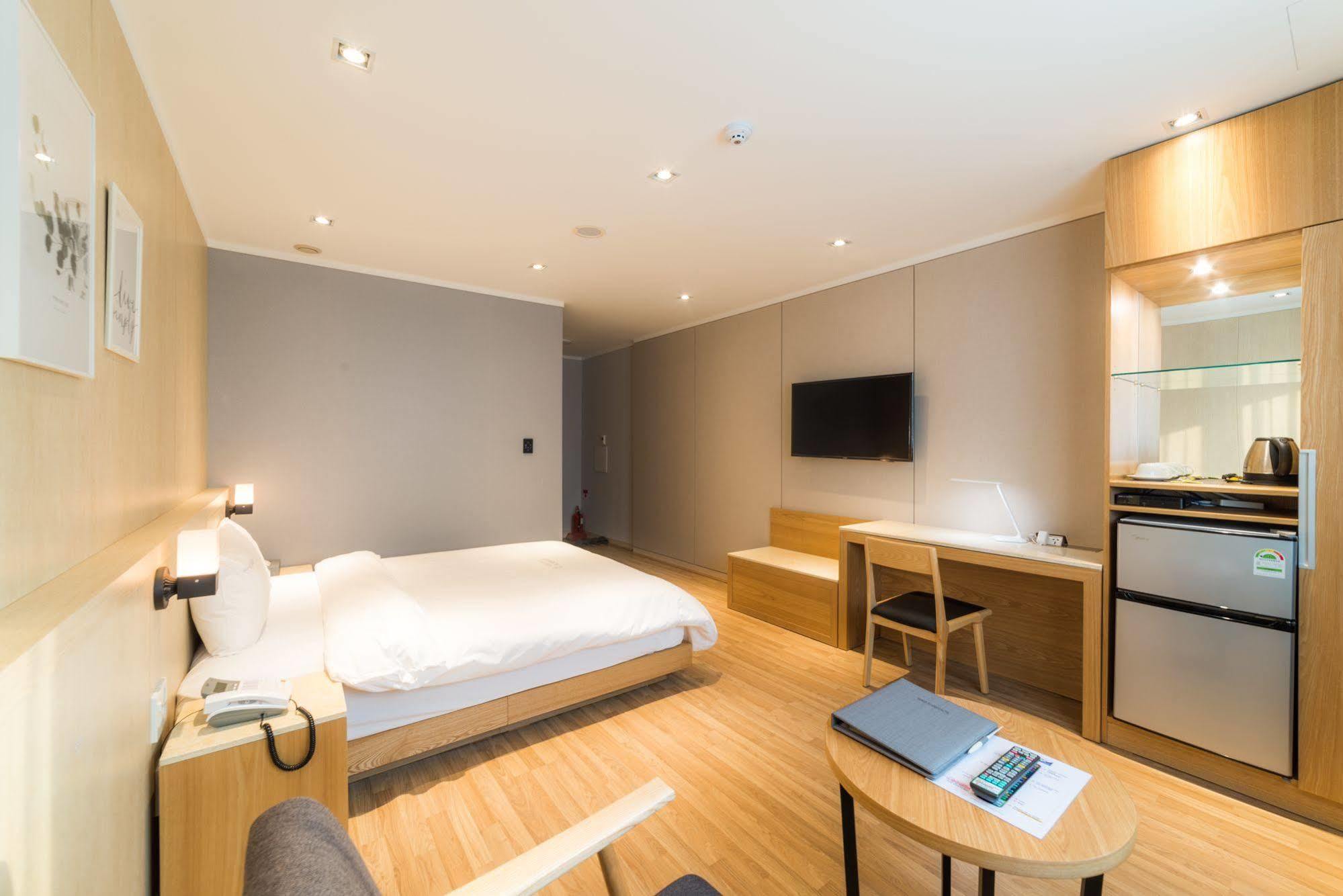 Reborn Suwon Silkroad Hotel Exterior photo