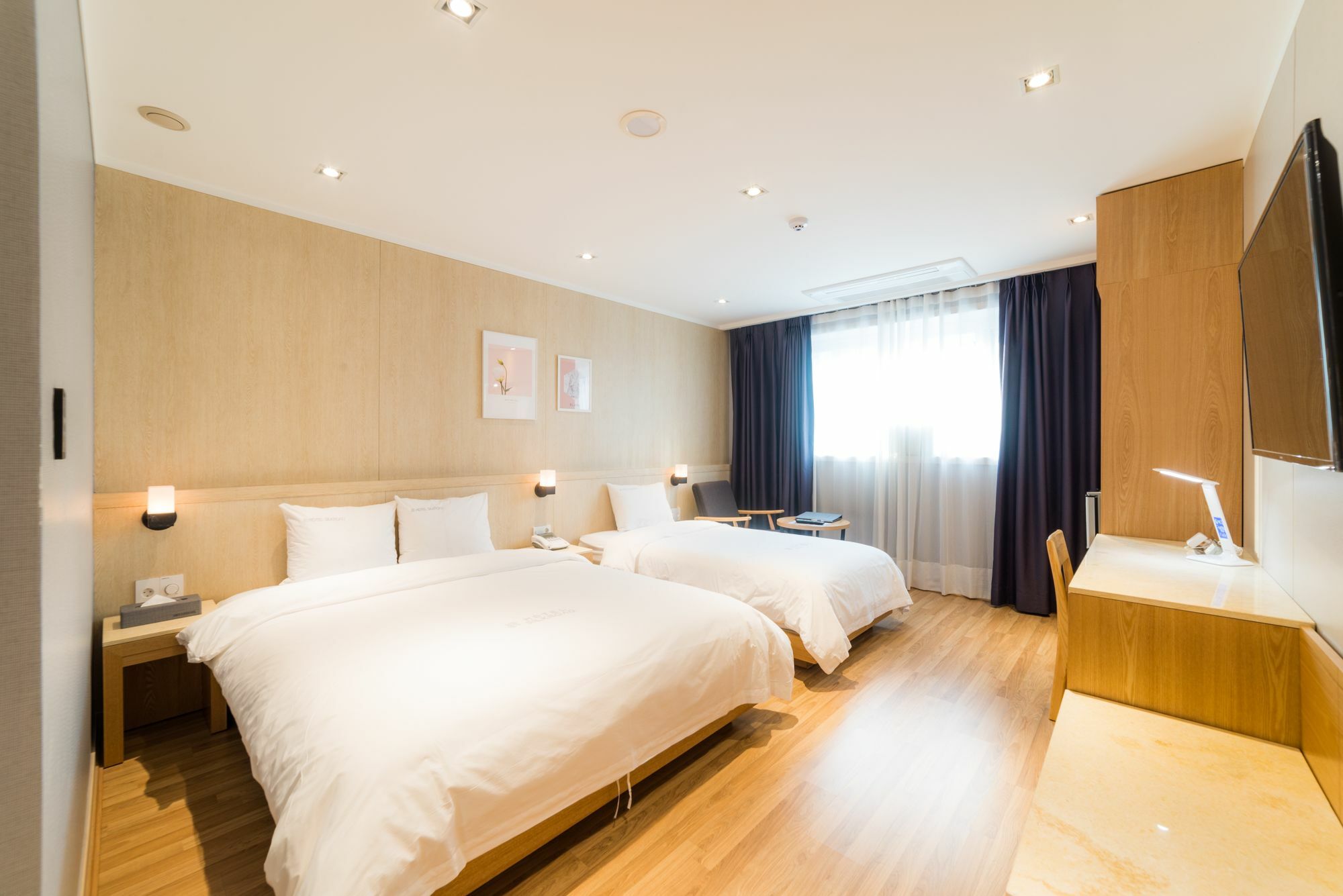Reborn Suwon Silkroad Hotel Exterior photo
